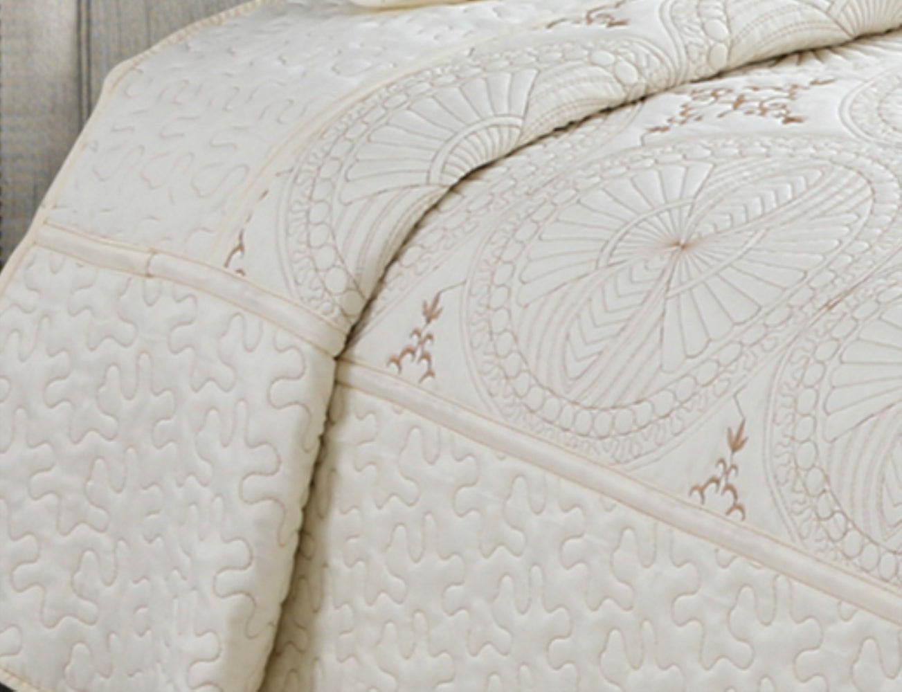 Embroidered Stitching Soft Bedding Solid Summer Quilt Set, Geometric Circles