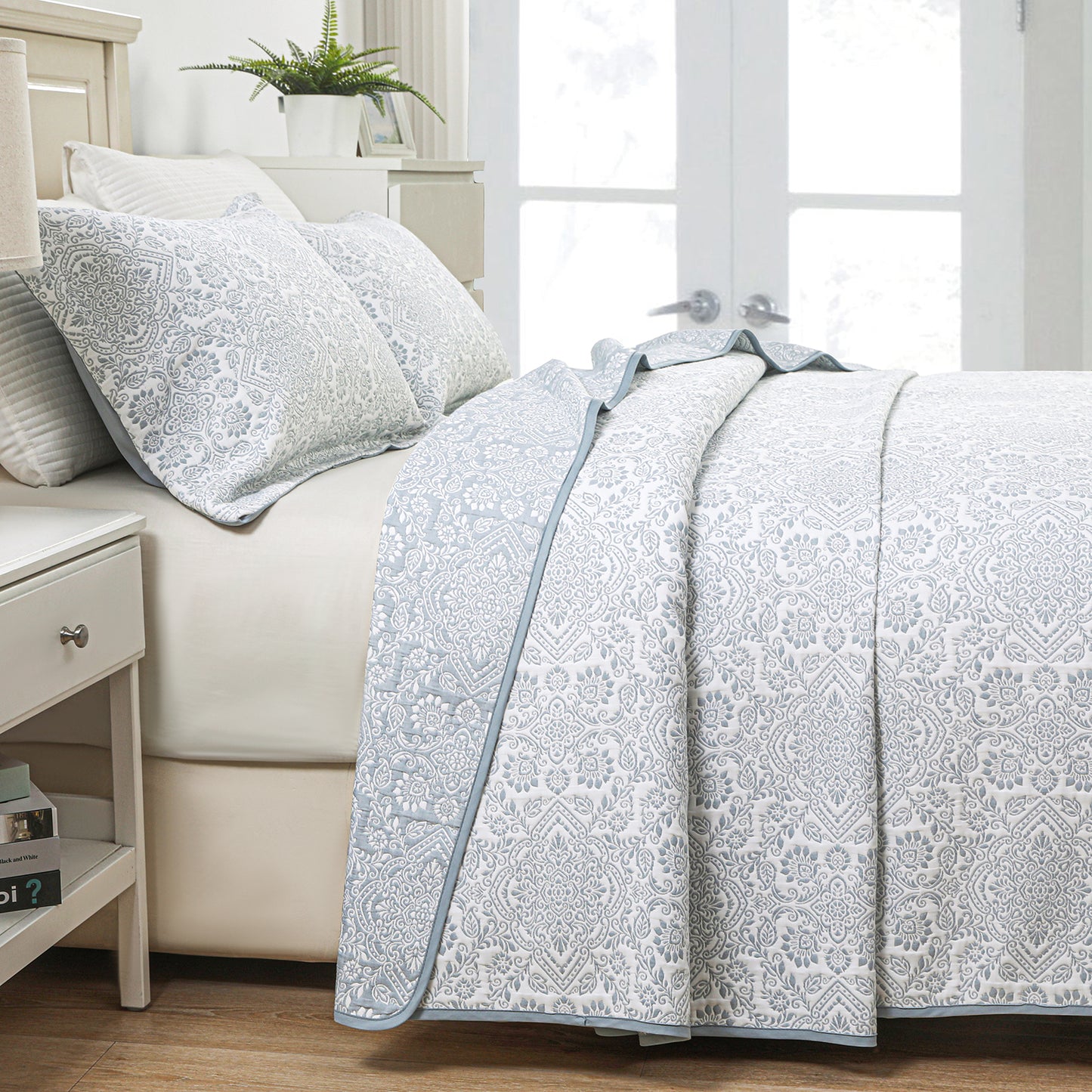 Jacquard Embroidered Stitching Soft Bedding Solid Summer Quilt Set, Blue Floral