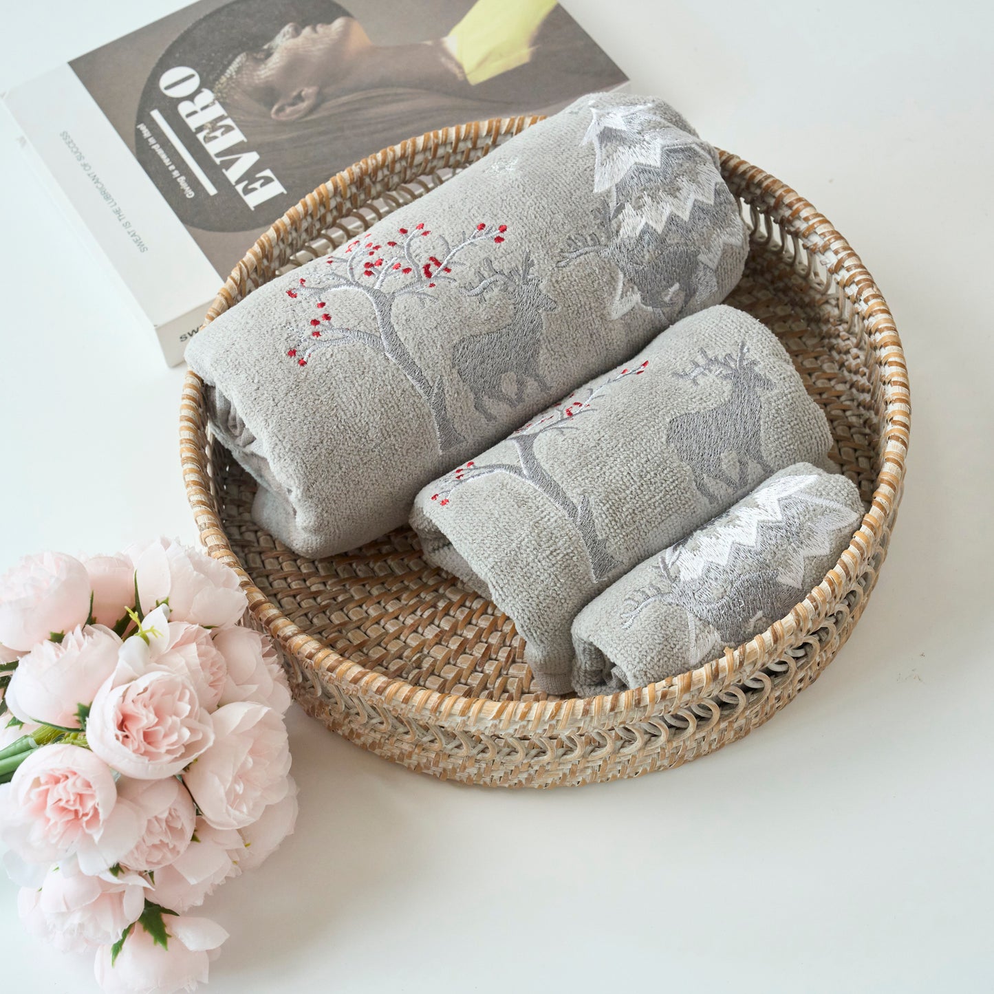 Premium Luxury Xmas Decor Soft 100% Cotton Embroidered Bathroom Christmas 3 Piece Towel Set, Silver Deer