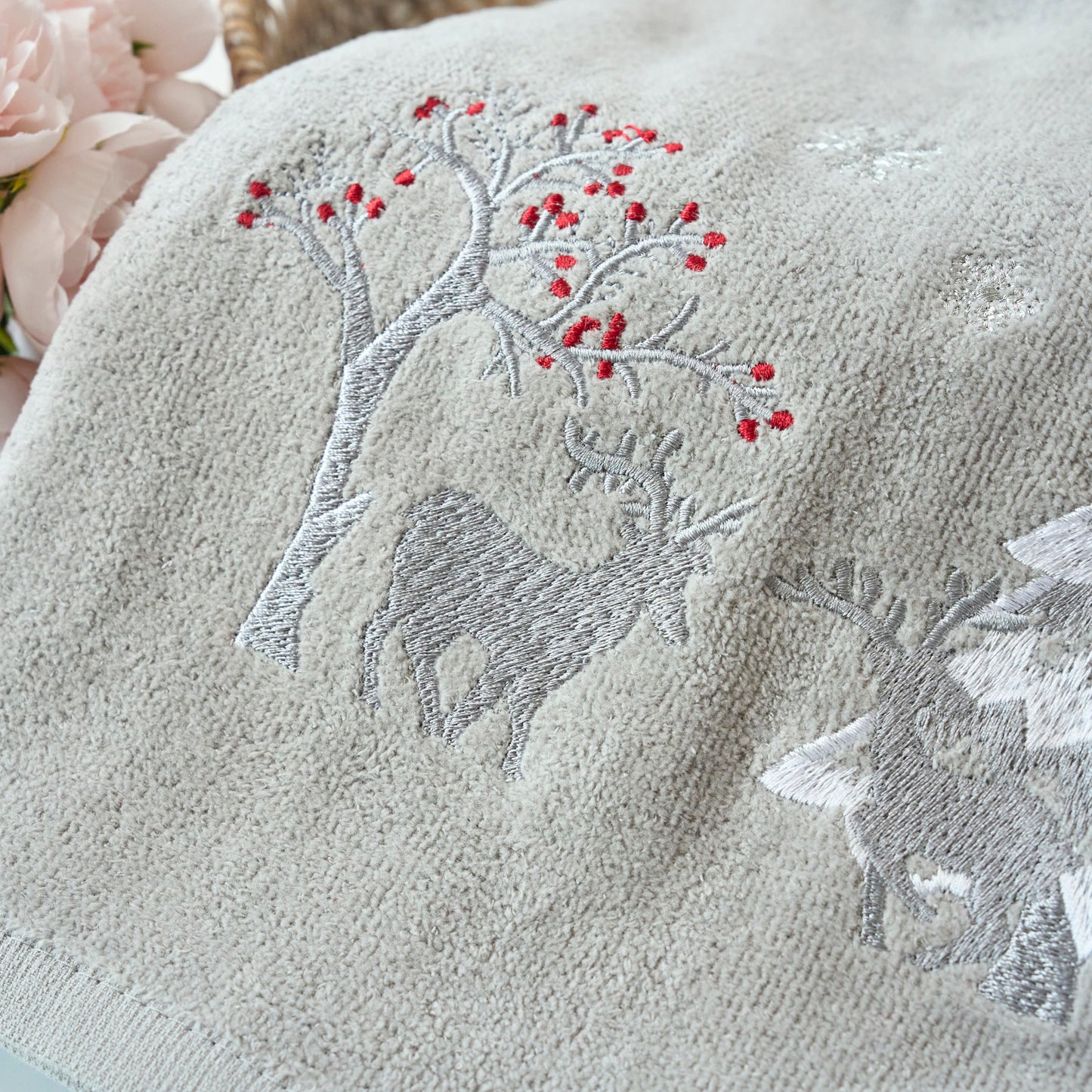 Premium Luxury Xmas Decor Soft 100% Cotton Embroidered Bathroom Christmas 3 Piece Towel Set, Silver Deer