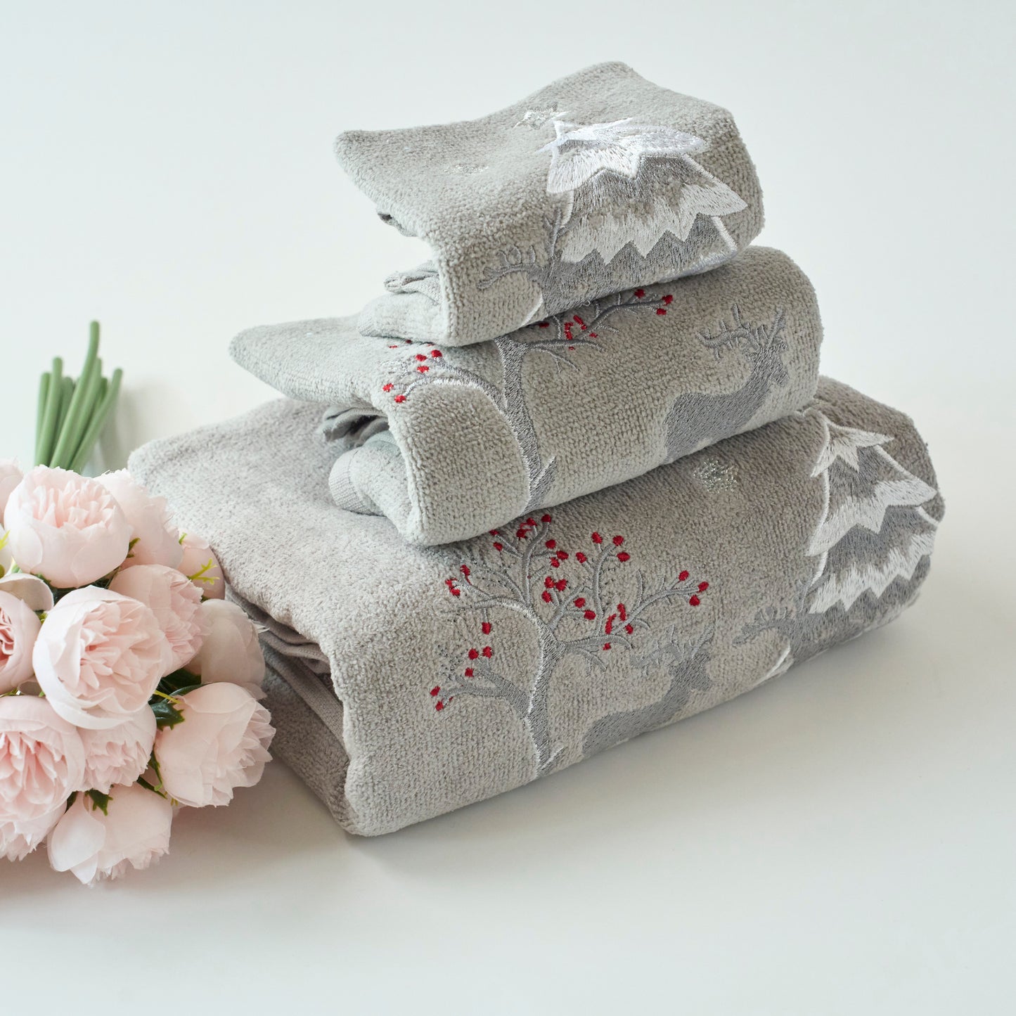 Premium Luxury Xmas Decor Soft 100% Cotton Embroidered Bathroom Christmas 3 Piece Towel Set, Silver Deer