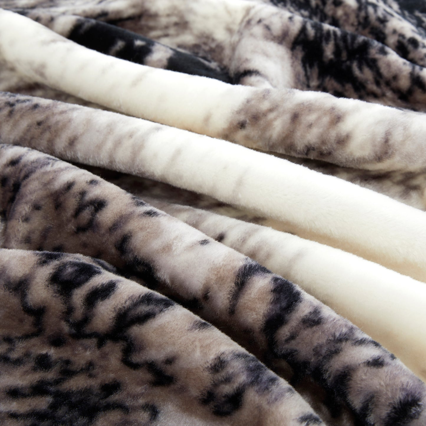 Printed Reversible Woven Fluffy Plush Soft Warm Korean Style 2 Ply Flannel Fleece Throw Animal Mink Blanket, 78" x 86" Wolf